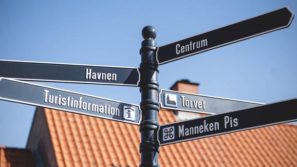 Skilt i gaden viser vej til forskellige seværdigheder i Bogense