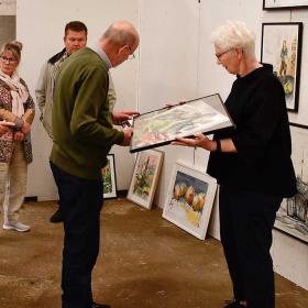 Folk ser på kunst til Nordfynske Kunstneres udstilling på Otterup Geværfabrik