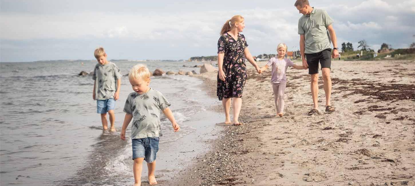 Familie går tur på Hasmark Strand
