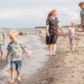 Familie går tur på Hasmark Strand