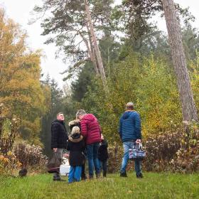 Familie på efterårs-tur på Gyldensteen Strand