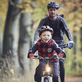 Far og søn cykler på mountainbike ved Langesø